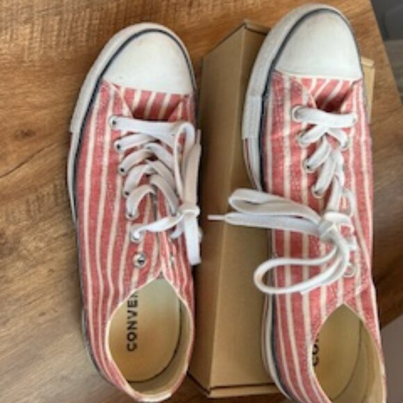 Converse low All-Star Sneakers, gently used Sz 9.5 - Picture 1 of 5